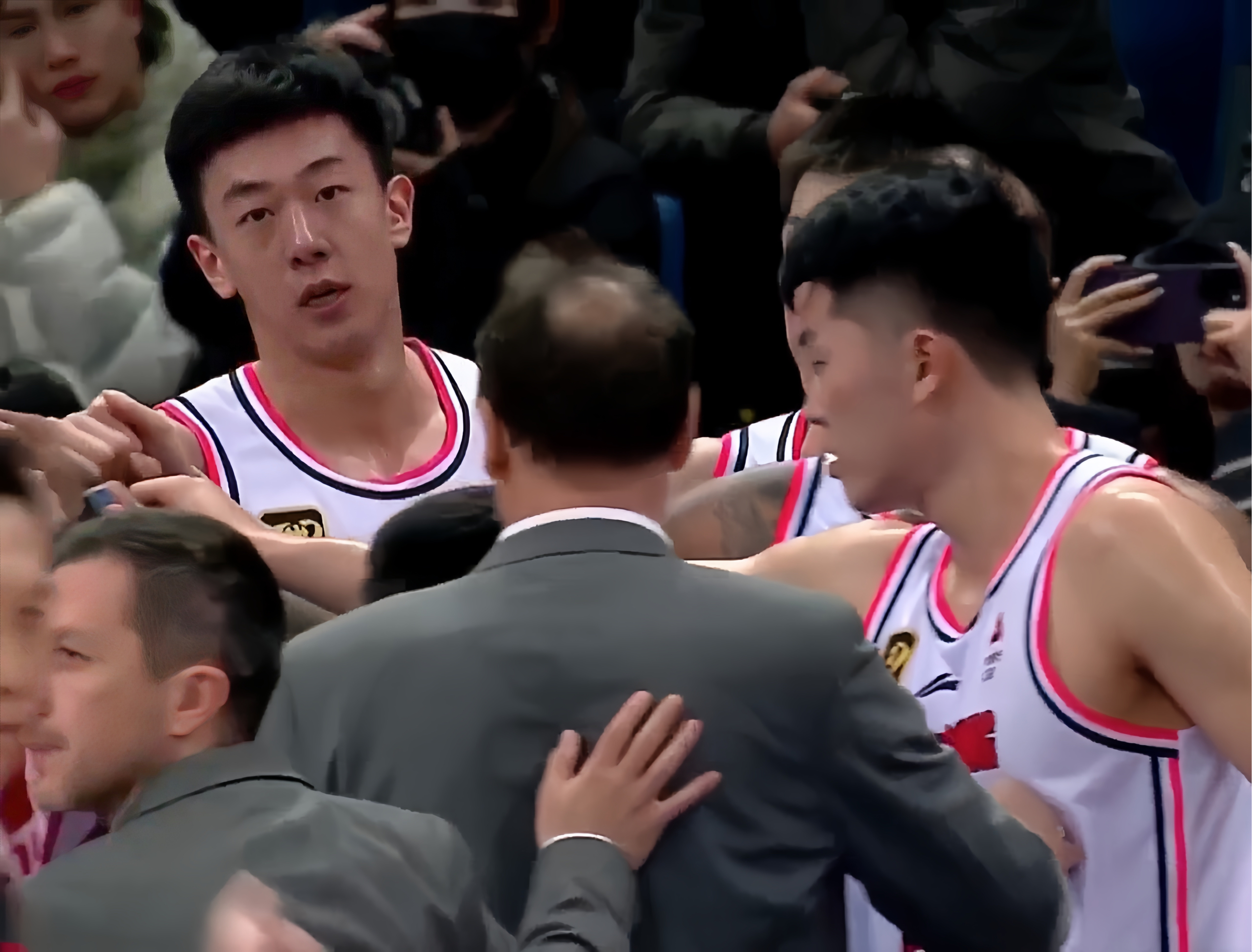 广东宏远队主场大胜，取得连胜开局(广东宏远队主场大胜,取得连胜开局胜利)